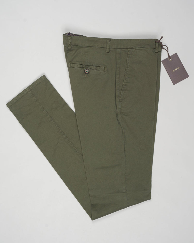 Model: Vulcano23-GD
Article: ts0001x
Composition:&nbsp;98% Cotton, 2% Elastane
Color: Verde
Made in Martina Franca, Italy Berwich Garment Dyed Cotton Chinos / Verde