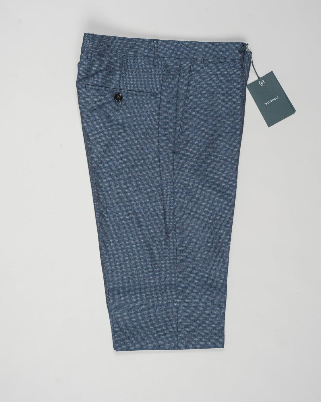 Composition: 51% Virgin wool(natural stretch) 44% Cotton 5% Silk
Model: Vulcano23
Article: gb1678
Color: Blue
Made in Martina France, Puglia, Italy Berwich Birdseye Trousers / Blue