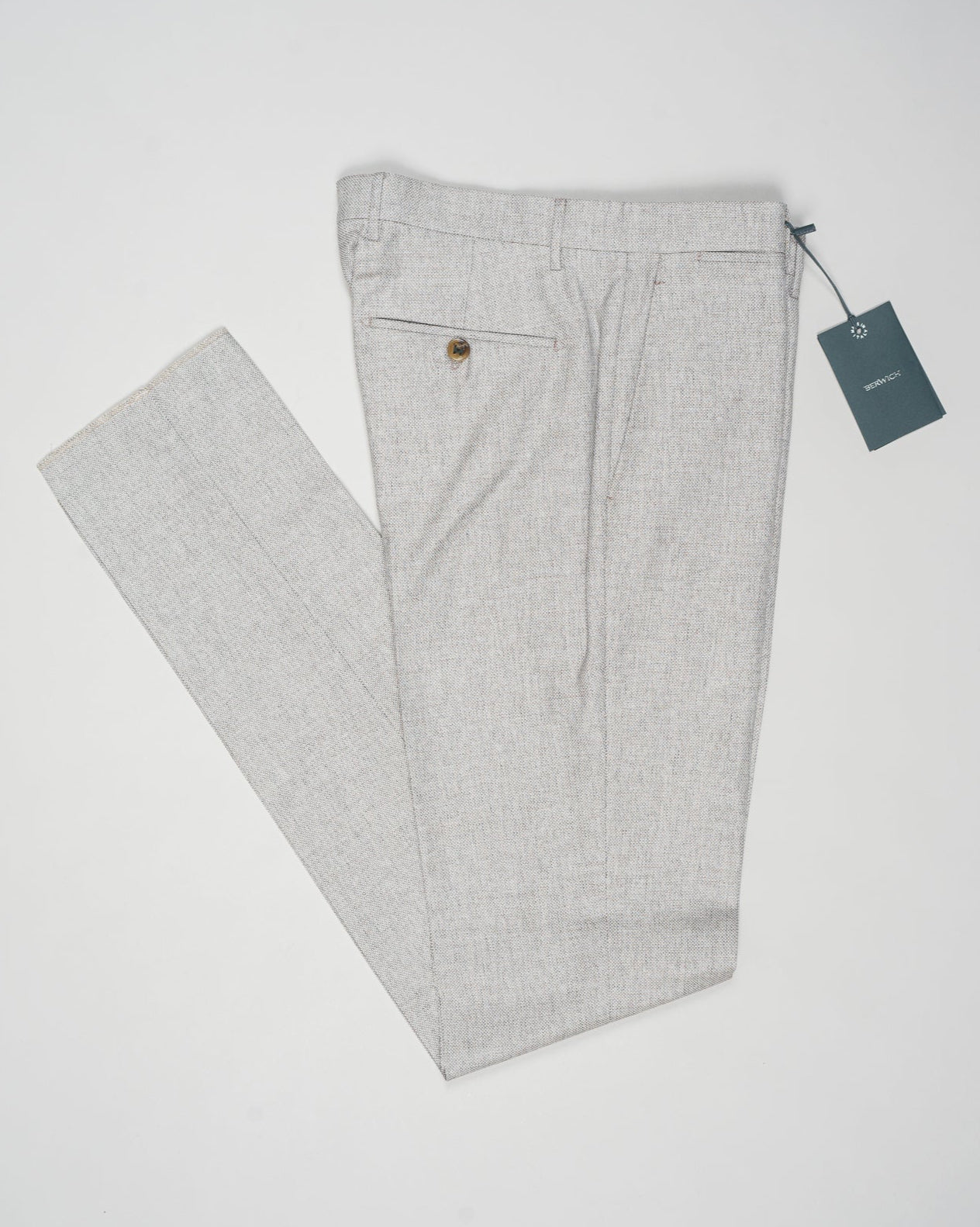 Composition: 51% Virgin wool(natural stretch) 44% Cotton 5% Silk
Model: Vulcano23
Article: gb1678
Color: Desert
Made in Martina France, Puglia, Italy Berwich Birdseye Trousers / Desert