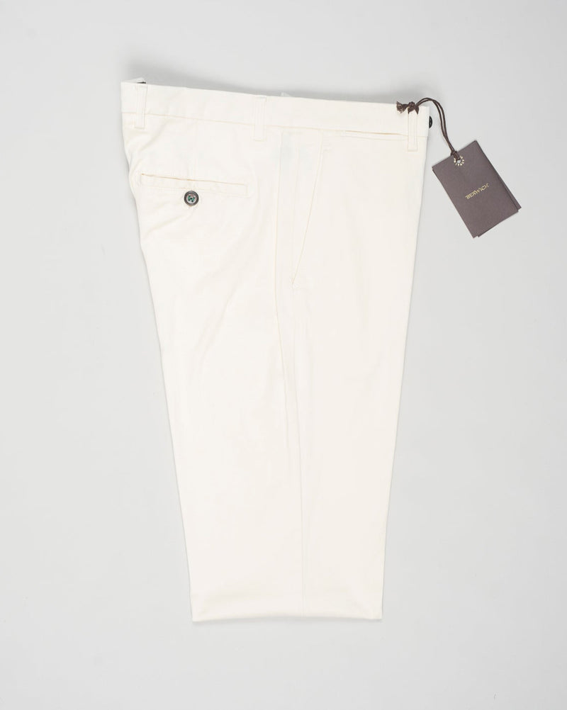 Model: Vulcano23-GD
Article: dv0955x
Composition: 85% Cotton 11% Silk 4% Elastane
Color: Ecru
Made in Martina Franca, Italy Berwich Garment Dyed Cotton &amp; Silk Chinos / Ecru