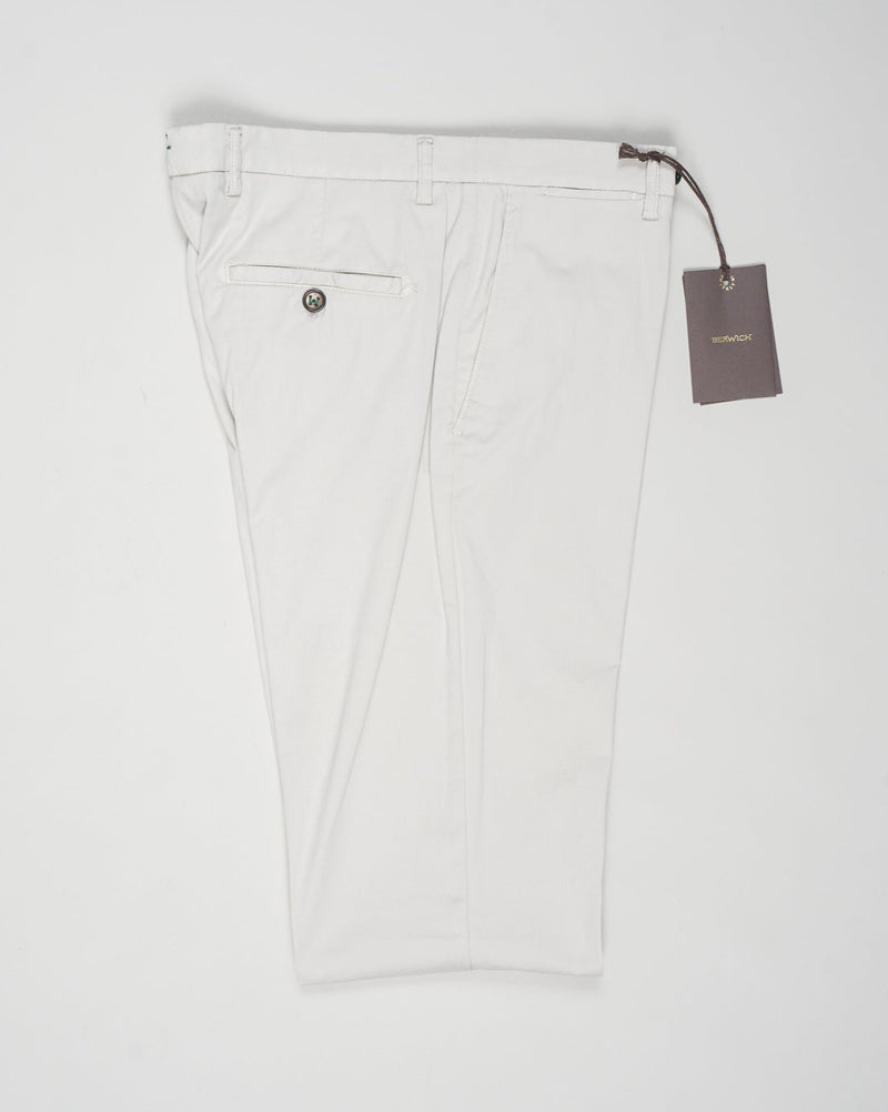 Model: Vulcano23-GD
Article: dv0955x
Composition: 85% Cotton 11% Silk 4% Elastane
Color: Pomice
Made in Martina Franca, Italy Berwich Garment Dyed Cotton &amp; Silk Chinos / Pomice