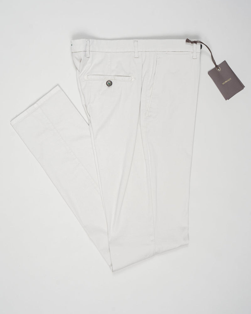 Model: Vulcano23-GD
Article: dv0955x
Composition: 85% Cotton 11% Silk 4% Elastane
Color: Pomice
Made in Martina Franca, Italy Berwich Garment Dyed Cotton &amp; Silk Chinos / Pomice