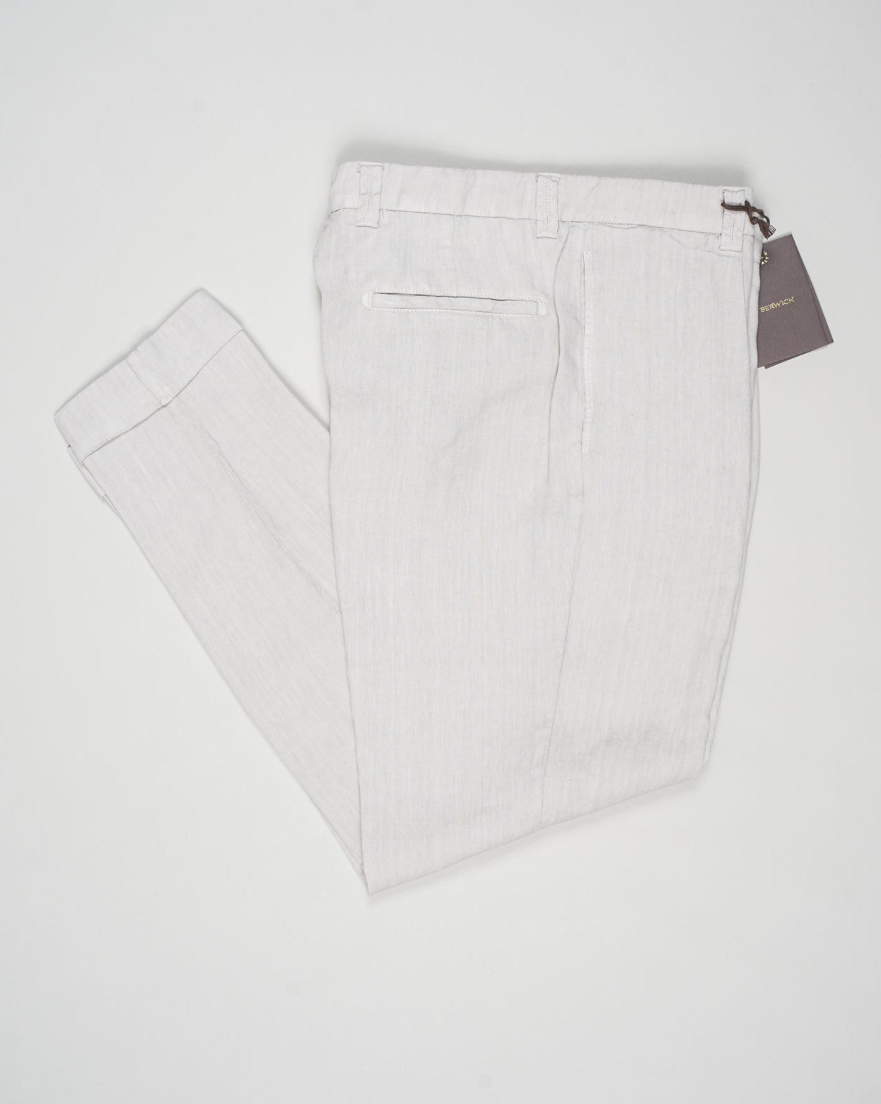 Composition: 100% Linen
Model: chiaia long-GD
Article: dg0270
Color: Pomice
Made in Martina France, Puglia, Italy Berwich Single Pleat Linen Trousers / Pomice