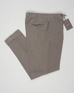 Composition: 100% Linen
Model: chiaia long-GD
Article: dg0270
Color: Fango 480
Made in Martina France, Puglia, Italy Berwich Single Pleat Linen Trousers / Fango
