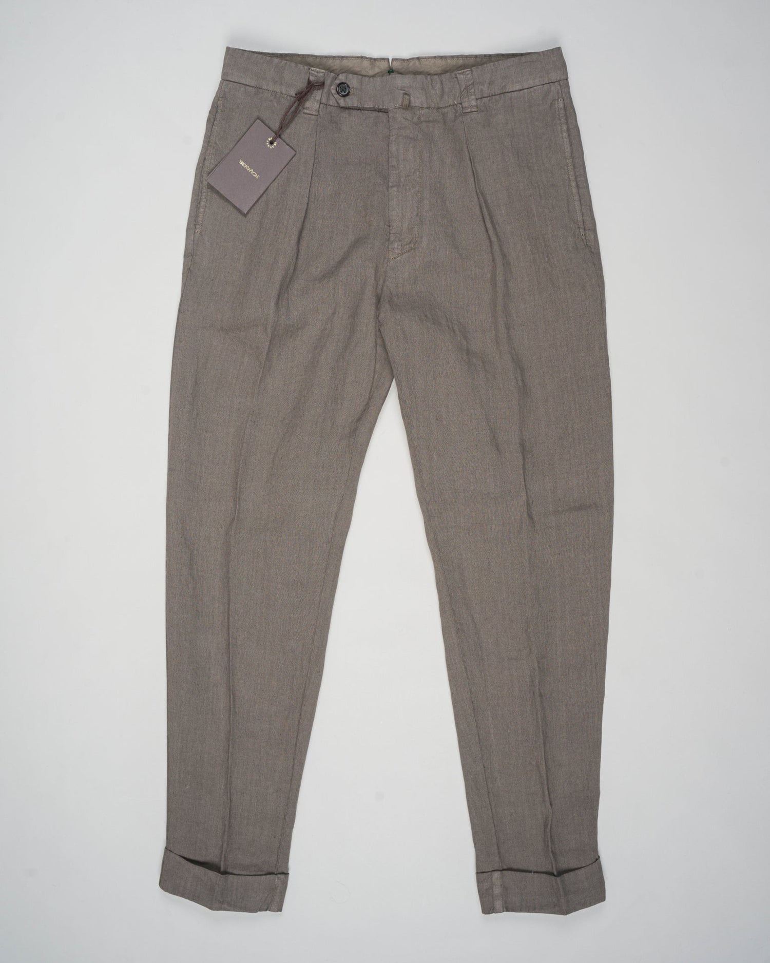 Composition: 100% Linen
Model: chiaia long-GD
Article: dg0270
Color: Fango 480
Made in Martina France, Puglia, Italy Berwich Single Pleat Linen Trousers / Fango