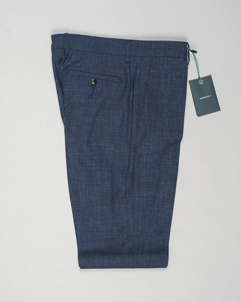 Fabric: Loro Piana Summertime: 71% Virgin wool natural stretch 15% Silk 14% Linen
Model: Vulcano195
Article: lp184u
Color: Blue
Made in Martina France, Puglia, Italy Berwich Loro Piana Summertime Trousers / Blue