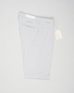 Article: 325051
Color: Light grey / 03
Composition: 64% Tencel 32% Cotton 4% Elastan
Model: BG07
One pleat
Slanted side pockets
Beltloops
Beautiful color and broken in look and feel achieved by&nbsp;Garment dying&nbsp;process
Slim fit
1/2 hem 17 cm (Size 50)
Made in Naples, Italy