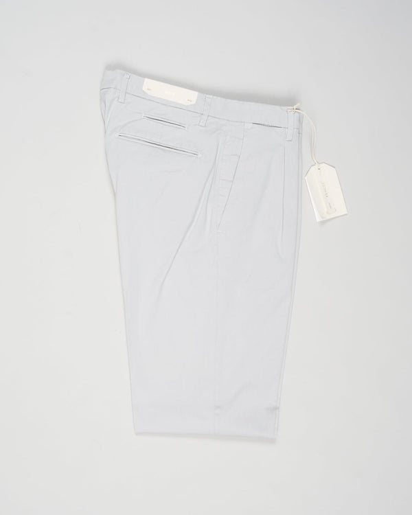 Article: 325051
Color: Light grey / 03
Composition: 64% Tencel 32% Cotton 4% Elastan
Model: BG07
One pleat
Slanted side pockets
Beltloops
Beautiful color and broken in look and feel achieved by&nbsp;Garment dying&nbsp;process
Slim fit
1/2 hem 17 cm (Size 50)
Made in Naples, Italy