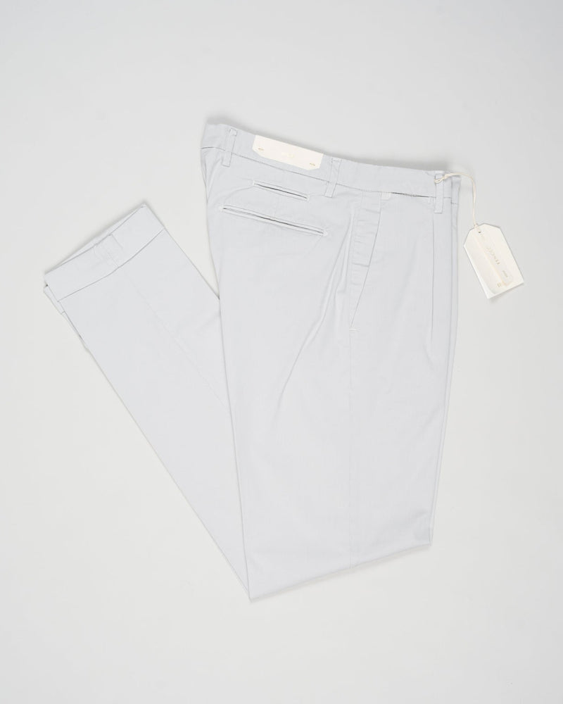 Article: 325051
Color: Light grey / 03
Composition: 64% Tencel 32% Cotton 4% Elastan
Model: BG07
One pleat
Slanted side pockets
Beltloops
Beautiful color and broken in look and feel achieved by&nbsp;Garment dying&nbsp;process
Slim fit
1/2 hem 17 cm (Size 50)
Made in Naples, Italy