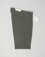 Article: 325051
Color: Army green / 82
Composition: 64% Tencel 32% Cotton 4% Elastan
Model: BG07
One pleat
Slanted side pockets
Beltloops
Beautiful color and broken in look and feel achieved by&nbsp;Garment dying&nbsp;process
Slim fit
1/2 hem 17 cm (Size 50)
Made in Naples, Italy