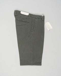 Article: 325051
Color: Army green / 82
Composition: 64% Tencel 32% Cotton 4% Elastan
Model: BG07
One pleat
Slanted side pockets
Beltloops
Beautiful color and broken in look and feel achieved by&nbsp;Garment dying&nbsp;process
Slim fit
1/2 hem 17 cm (Size 50)
Made in Naples, Italy
