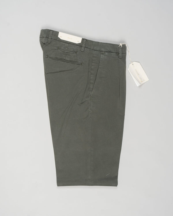 Article: 325051
Color: Army green / 82
Composition: 64% Tencel 32% Cotton 4% Elastan
Model: BG07
One pleat
Slanted side pockets
Beltloops
Beautiful color and broken in look and feel achieved by&nbsp;Garment dying&nbsp;process
Slim fit
1/2 hem 17 cm (Size 50)
Made in Naples, Italy
