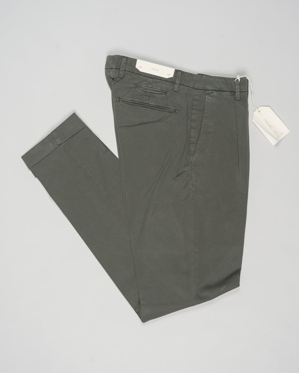 Article: 325051
Color: Army green / 82
Composition: 64% Tencel 32% Cotton 4% Elastan
Model: BG07
One pleat
Slanted side pockets
Beltloops
Beautiful color and broken in look and feel achieved by&nbsp;Garment dying&nbsp;process
Slim fit
1/2 hem 17 cm (Size 50)
Made in Naples, Italy