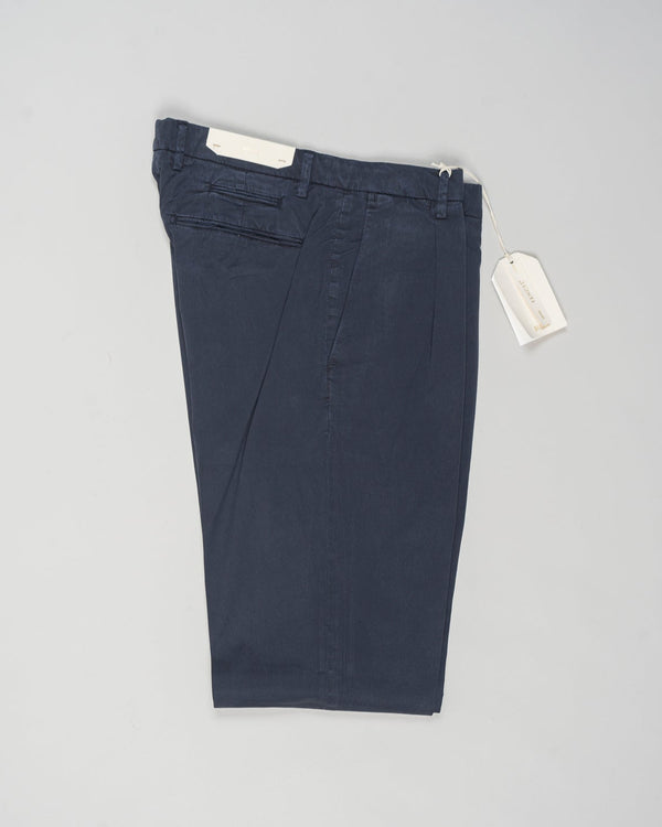 Article: 325051
Color: Navy / 11
Composition: 64% Tencel 32% Cotton 4% Elastan
Model: BG07
One pleat
Slanted side pockets
Beltloops
Beautiful color and broken in look and feel achieved by&nbsp;Garment dying&nbsp;process
Slim fit
1/2 hem 17 cm (Size 50)
Made in Naples, Italy