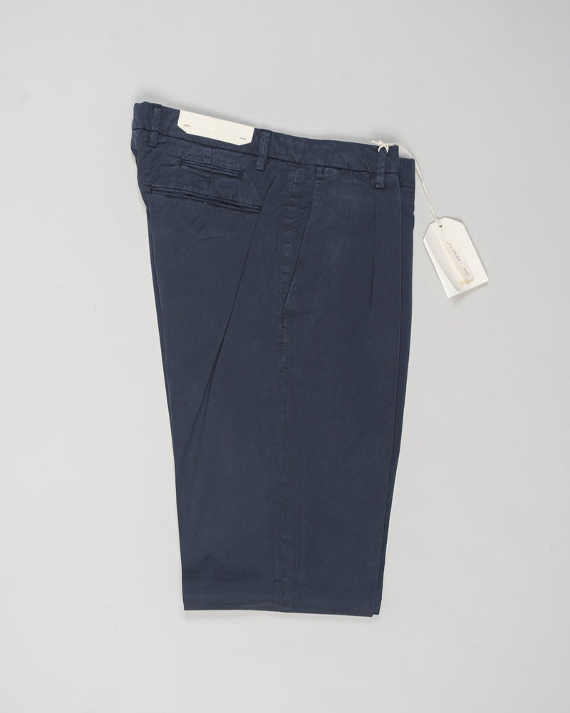 Article: 325051
Color: Navy / 11
Composition: 64% Tencel 32% Cotton 4% Elastan
Model: BG07
One pleat
Slanted side pockets
Beltloops
Beautiful color and broken in look and feel achieved by&nbsp;Garment dying&nbsp;process
Slim fit
1/2 hem 17 cm (Size 50)
Made in Naples, Italy