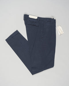 Article: 325051
Color: Navy / 11
Composition: 64% Tencel 32% Cotton 4% Elastan
Model: BG07
One pleat
Slanted side pockets
Beltloops
Beautiful color and broken in look and feel achieved by&nbsp;Garment dying&nbsp;process
Slim fit
1/2 hem 17 cm (Size 50)
Made in Naples, Italy
