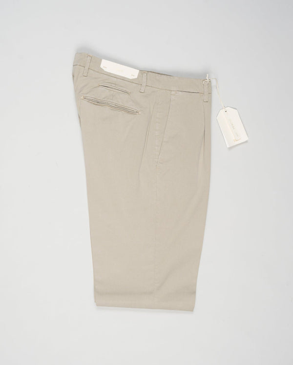 Article: 325051
Color: Light beige / 43
Composition: 64% Tencel 32% Cotton 4% Elastan
Model: BG07
One pleat
Slanted side pockets
Beltloops
Beautiful color and broken in look and feel achieved by&nbsp;Garment dying&nbsp;process
Slim fit
1/2 hem 17 cm (Size 50)
Made in Naples, Italy