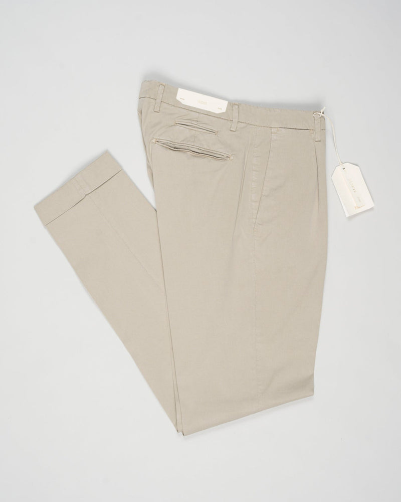 Article: 325051
Color: Light beige / 43
Composition: 64% Tencel 32% Cotton 4% Elastan
Model: BG07
One pleat
Slanted side pockets
Beltloops
Beautiful color and broken in look and feel achieved by&nbsp;Garment dying&nbsp;process
Slim fit
1/2 hem 17 cm (Size 50)
Made in Naples, Italy