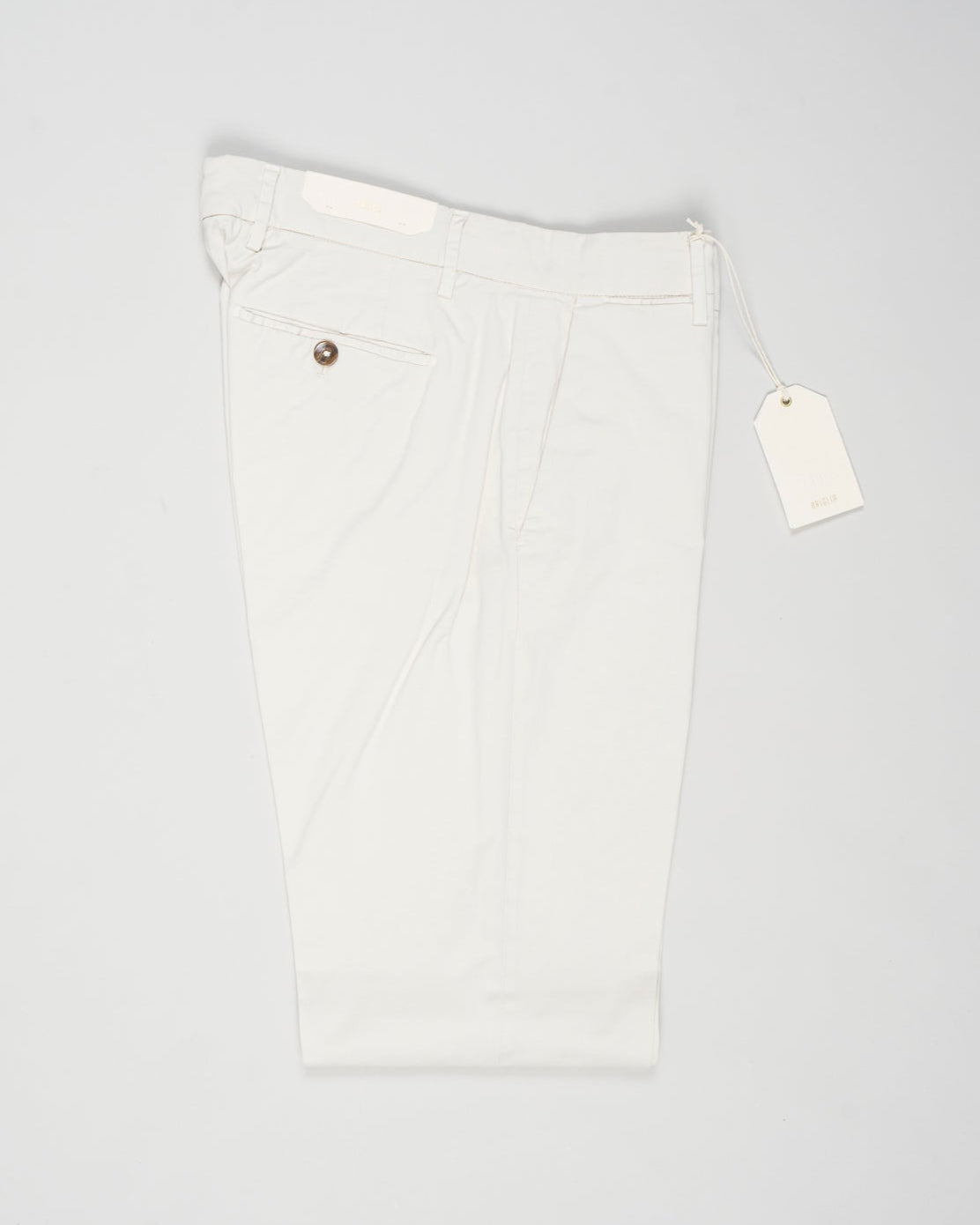 Article: 325008
Color: Chalk / 103
Composition: 98% Cotton 2% Elastan
Model: Soho
Flat front
Slanted side pockets
Beltloops
Beautiful color and broken in look and feel achieved by&nbsp;Garment dying&nbsp;process
Regular fit
1/2 hem 19.5 cm (Size 50)
Made in Naples, Italy