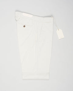Article: 325008
Color: Chalk / 103
Composition: 98% Cotton 2% Elastan
Model: Soho
Flat front
Slanted side pockets
Beltloops
Beautiful color and broken in look and feel achieved by&nbsp;Garment dying&nbsp;process
Regular fit
1/2 hem 19.5 cm (Size 50)
Made in Naples, Italy