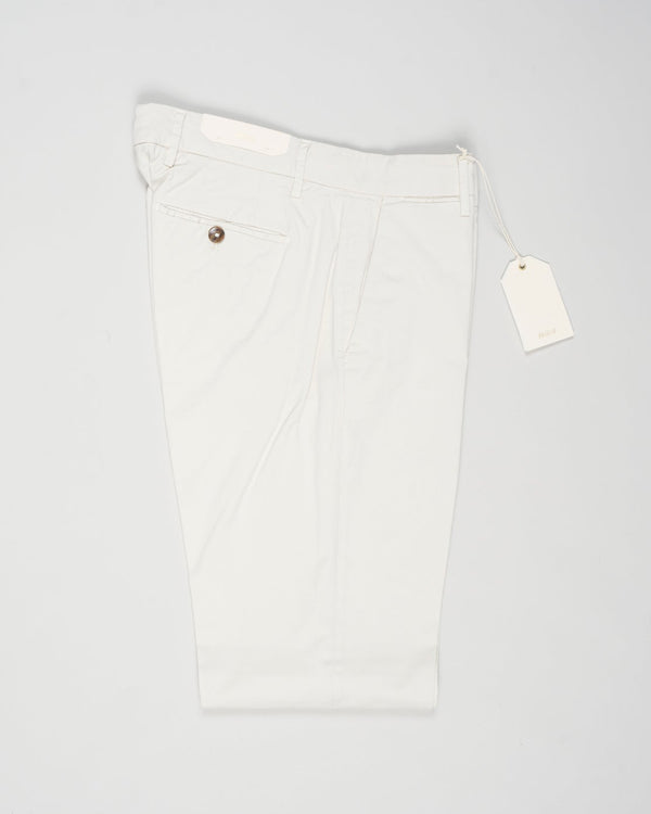 Article: 325008
Color: Chalk / 103
Composition: 98% Cotton 2% Elastan
Model: Soho
Flat front
Slanted side pockets
Beltloops
Beautiful color and broken in look and feel achieved by&nbsp;Garment dying&nbsp;process
Regular fit
1/2 hem 19.5 cm (Size 50)
Made in Naples, Italy
