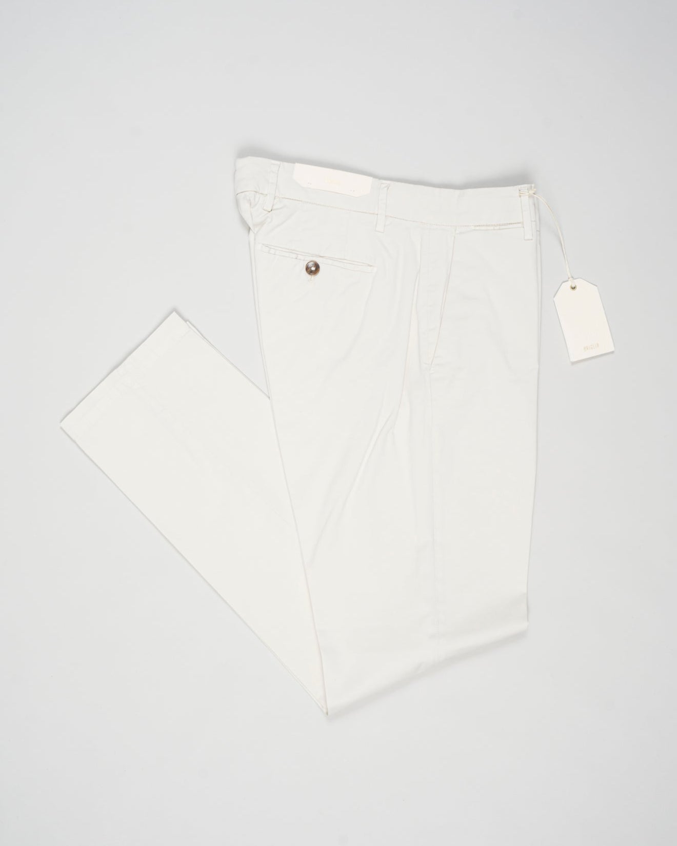 Article: 325008
Color: Chalk / 103
Composition: 98% Cotton 2% Elastan
Model: Soho
Flat front
Slanted side pockets
Beltloops
Beautiful color and broken in look and feel achieved by&nbsp;Garment dying&nbsp;process
Regular fit
1/2 hem 19.5 cm (Size 50)
Made in Naples, Italy