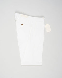 Article: 325008
Color: White / 120
Composition: 98% Cotton 2% Elastan
Model: Soho
Flat front
Slanted side pockets
Beltloops
Beautiful color and broken in look and feel achieved by&nbsp;Garment dying&nbsp;process
Regular fit
1/2 hem 19.5 cm (Size 50)
Made in Naples, Italy