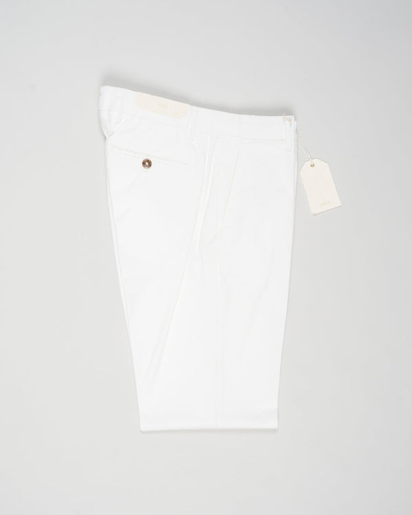 Article: 325008
Color: White / 120
Composition: 98% Cotton 2% Elastan
Model: Soho
Flat front
Slanted side pockets
Beltloops
Beautiful color and broken in look and feel achieved by&nbsp;Garment dying&nbsp;process
Regular fit
1/2 hem 19.5 cm (Size 50)
Made in Naples, Italy
