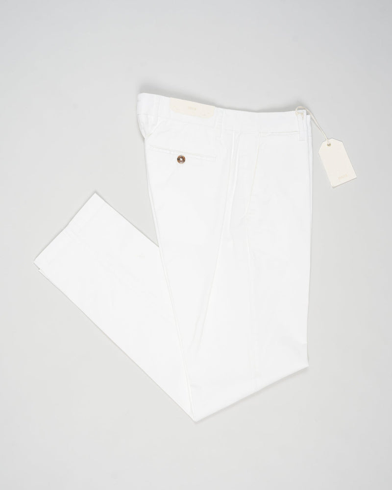 Article: 325008
Color: White / 120
Composition: 98% Cotton 2% Elastan
Model: Soho
Flat front
Slanted side pockets
Beltloops
Beautiful color and broken in look and feel achieved by&nbsp;Garment dying&nbsp;process
Regular fit
1/2 hem 19.5 cm (Size 50)
Made in Naples, Italy