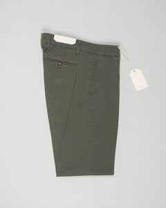 Article: 325008
Color: Army Green / 82
Composition: 98% Cotton 2% Elastan
Model: Soho
Flat front
Slanted side pockets
Beltloops
Beautiful color and broken in look and feel achieved by&nbsp;Garment dying&nbsp;process
Regular fit
1/2 hem 19.5 cm (Size 50)
Made in Naples, Italy