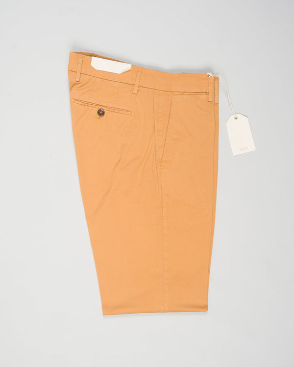 Article: 325008
Color: Mandarin / 34
Composition: 98% Cotton 2% Elastan
Model: Soho
Flat front
Slanted side pockets
Beltloops
Beautiful color and broken in look and feel achieved by&nbsp;Garment dying&nbsp;process
Regular fit
1/2 hem 19.5 cm (Size 50)
Made in Naples, Italy