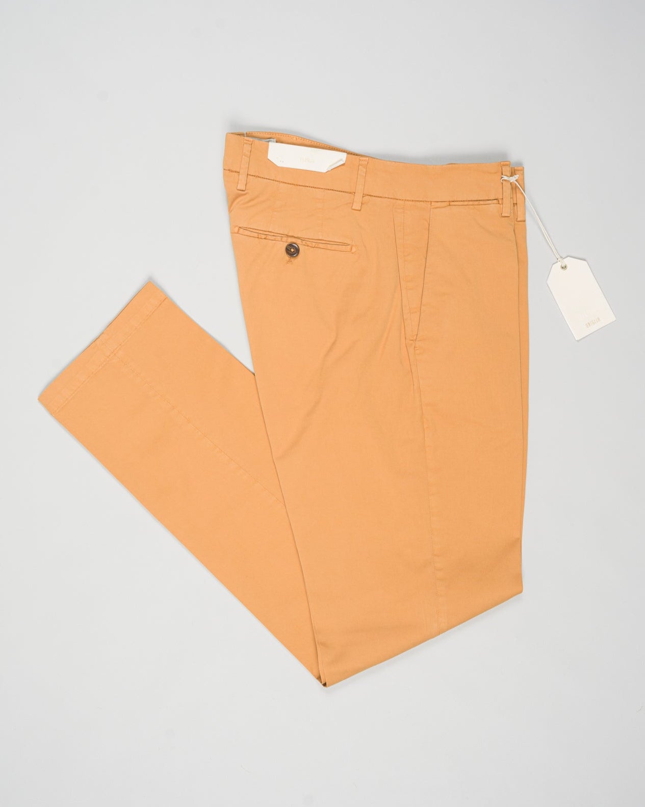 Article: 325008
Color: Mandarin / 34
Composition: 98% Cotton 2% Elastan
Model: Soho
Flat front
Slanted side pockets
Beltloops
Beautiful color and broken in look and feel achieved by&nbsp;Garment dying&nbsp;process
Regular fit
1/2 hem 19.5 cm (Size 50)
Made in Naples, Italy