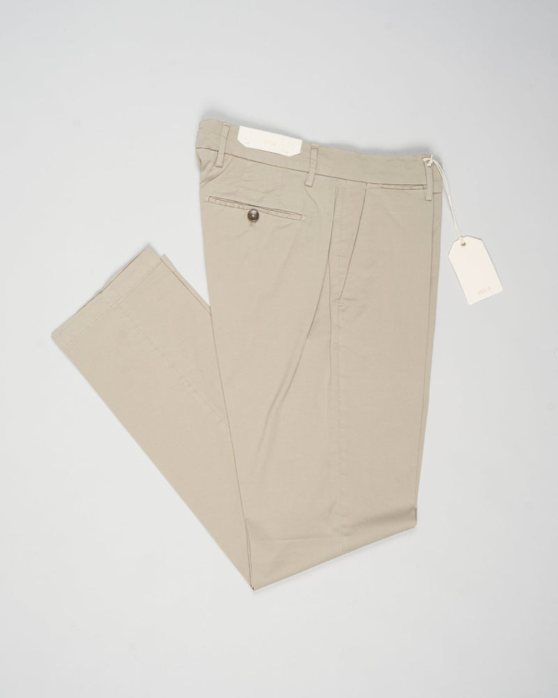 Article: 325008
Color: Light Beige / 43
Composition: 98% Cotton 2% Elastan
Model: Soho
Flat front
Slanted side pockets
Beltloops
Beautiful color and broken in look and feel achieved by&nbsp;Garment dying&nbsp;process
Regular fit
1/2 hem 19.5 cm (Size 50)
Made in Naples, Italy