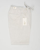 Article: 325118
Color: Natural / 23
Composition: 100% Linen
Single pleat
Slanted side pockets
Drawstring
Made in Naples, Italy