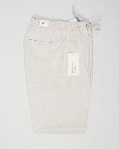 Article: 325118
Color: Natural / 23
Composition: 100% Linen
Single pleat
Slanted side pockets
Drawstring
Made in Naples, Italy