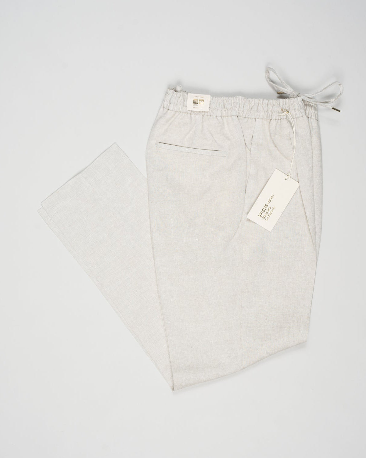 Article: 325118
Color: Natural / 23
Composition: 100% Linen
Single pleat
Slanted side pockets
Drawstring
Made in Naples, Italy