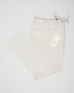 Article: 325118
Color: Natural / 23
Composition: 100% Linen
Single pleat
Slanted side pockets
Drawstring
Made in Naples, Italy