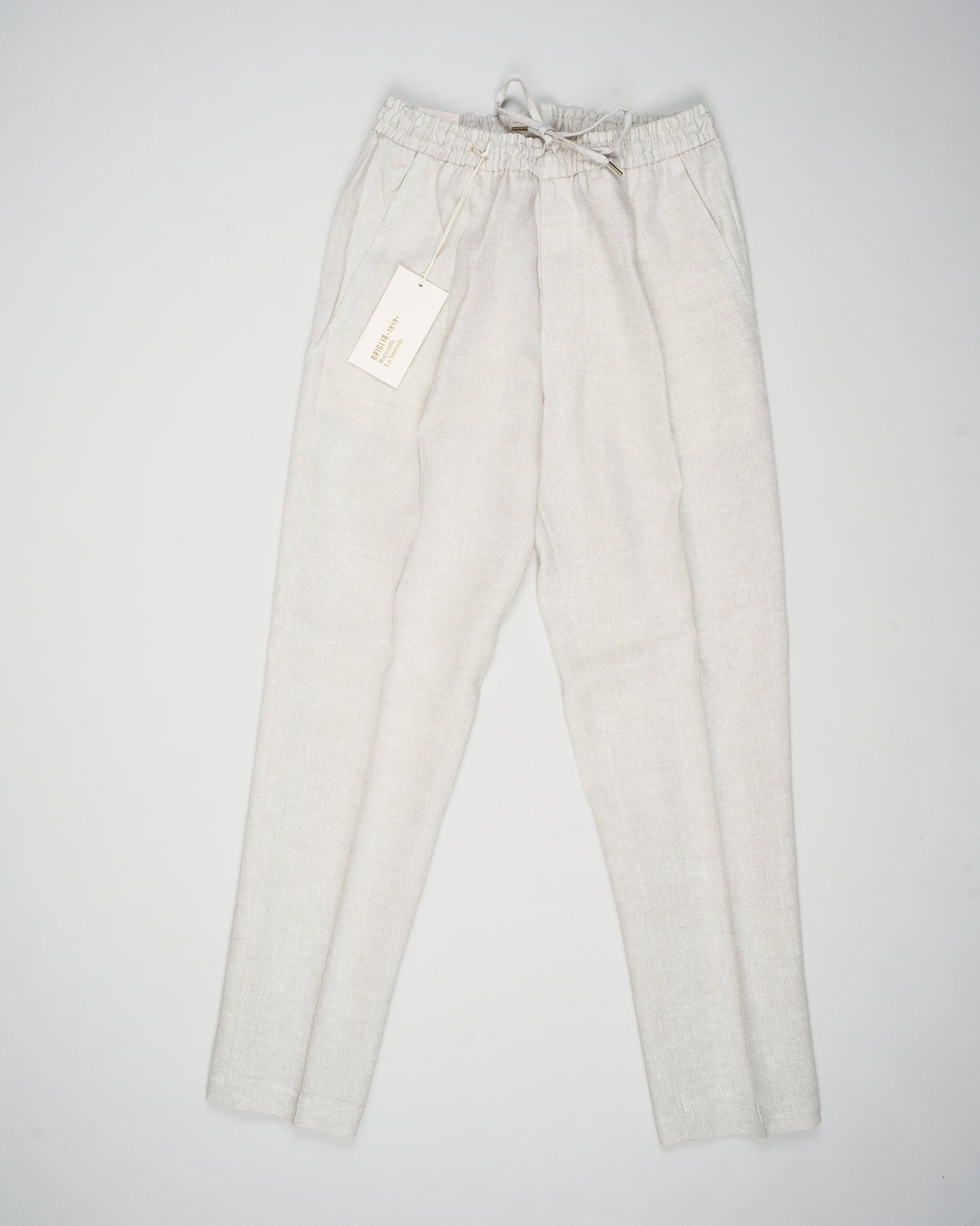 Article: 325118
Color: Natural / 23
Composition: 100% Linen
Single pleat
Slanted side pockets
Drawstring
Made in Naples, Italy