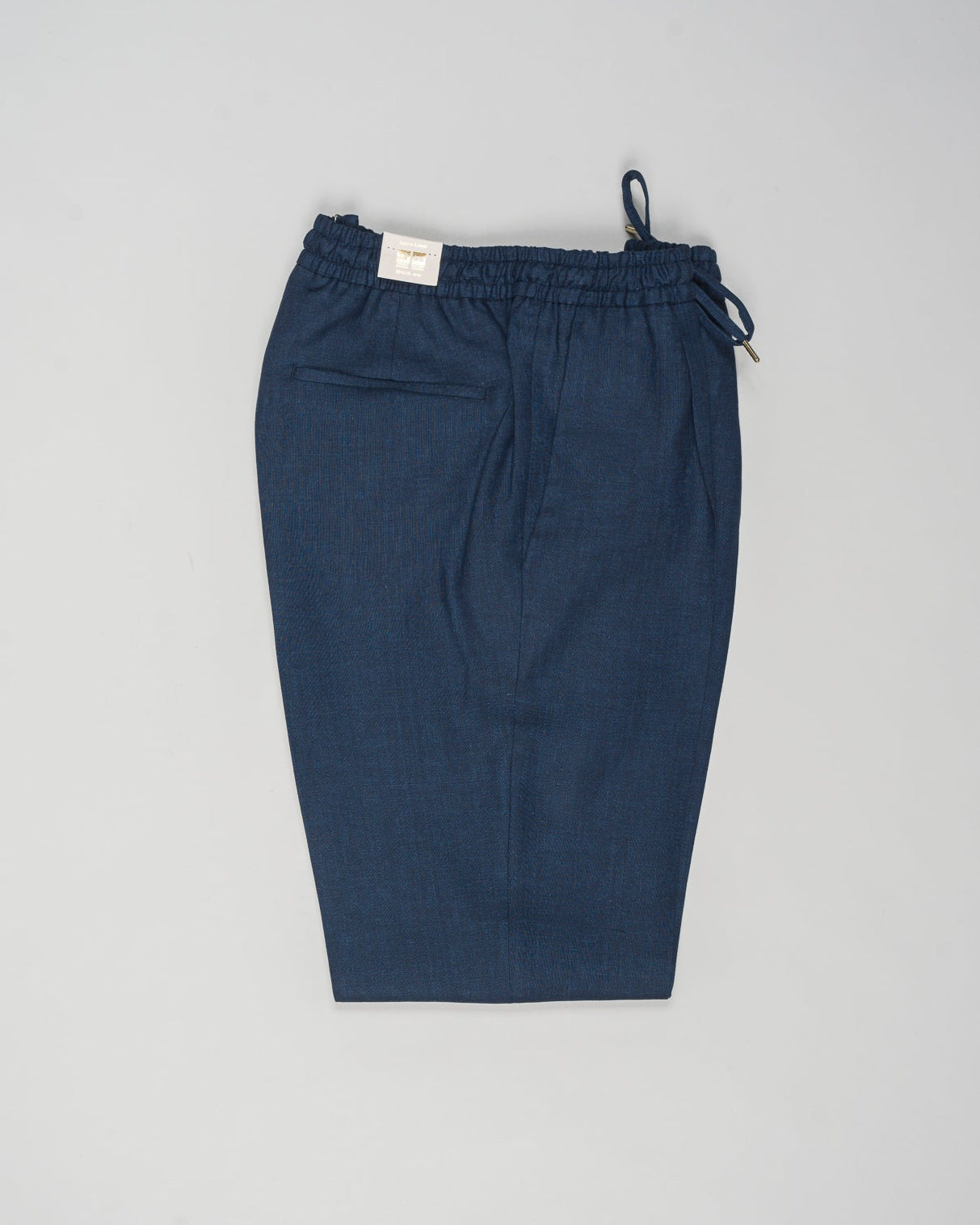 Article: 325118
Color: Blue / 11
Composition: 100% Linen
Single pleat
Slanted side pockets
Drawstring
Made in Naples, Italy