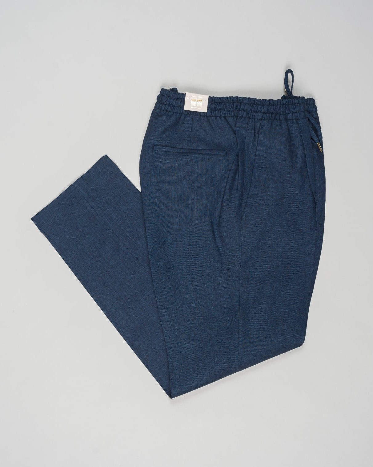 Article: 325118
Color: Blue / 11
Composition: 100% Linen
Single pleat
Slanted side pockets
Drawstring
Made in Naples, Italy