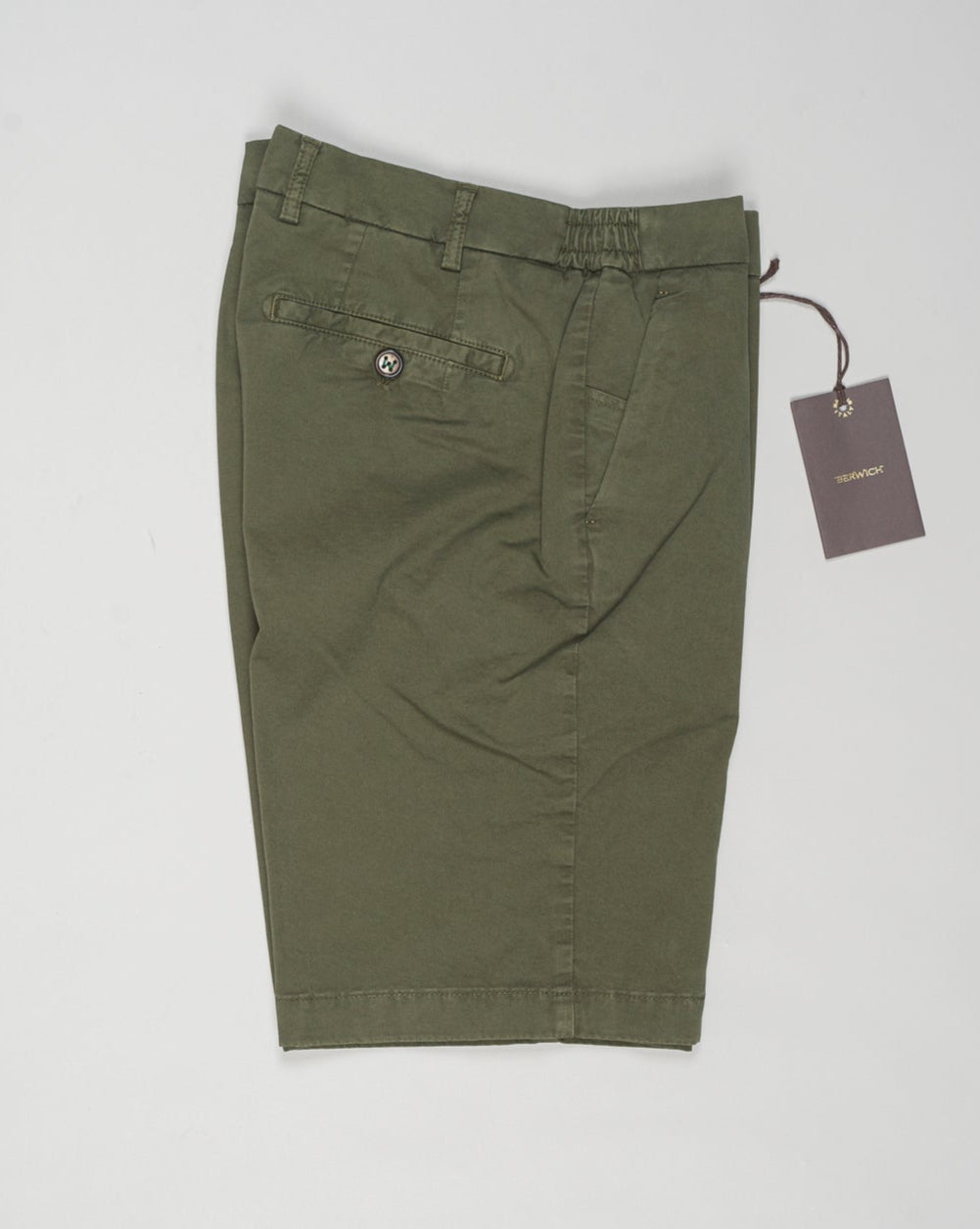 Model: ber_muda elax-GD
Article: ts0001x
Composition:&nbsp;98% Cotton, 2% Elastane
Color: Verde
Made in Martina Franca, Italy Berwich Garment Dyed Cotton Shorts / Verde