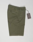 Model: ber_muda elax-GD
Article: ts0001x
Composition: 98% Cotton, 2% Elastane
Color: Verde
Made in Martina Franca, Italy Berwich Garment Dyed Cotton Shorts / Verde