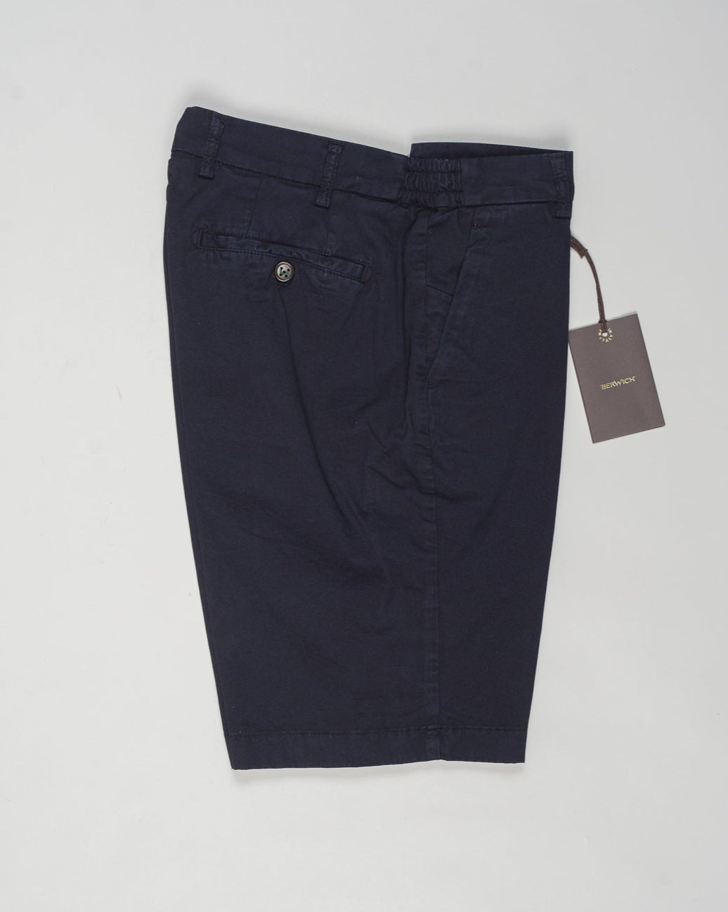 Model: ber_muda elax-GD
Article: ts0001x
Composition:&nbsp;98% Cotton, 2% Elastane
Color: Navy
Made in Martina Franca, Italy Berwich Garment Dyed Cotton Shorts / Navy