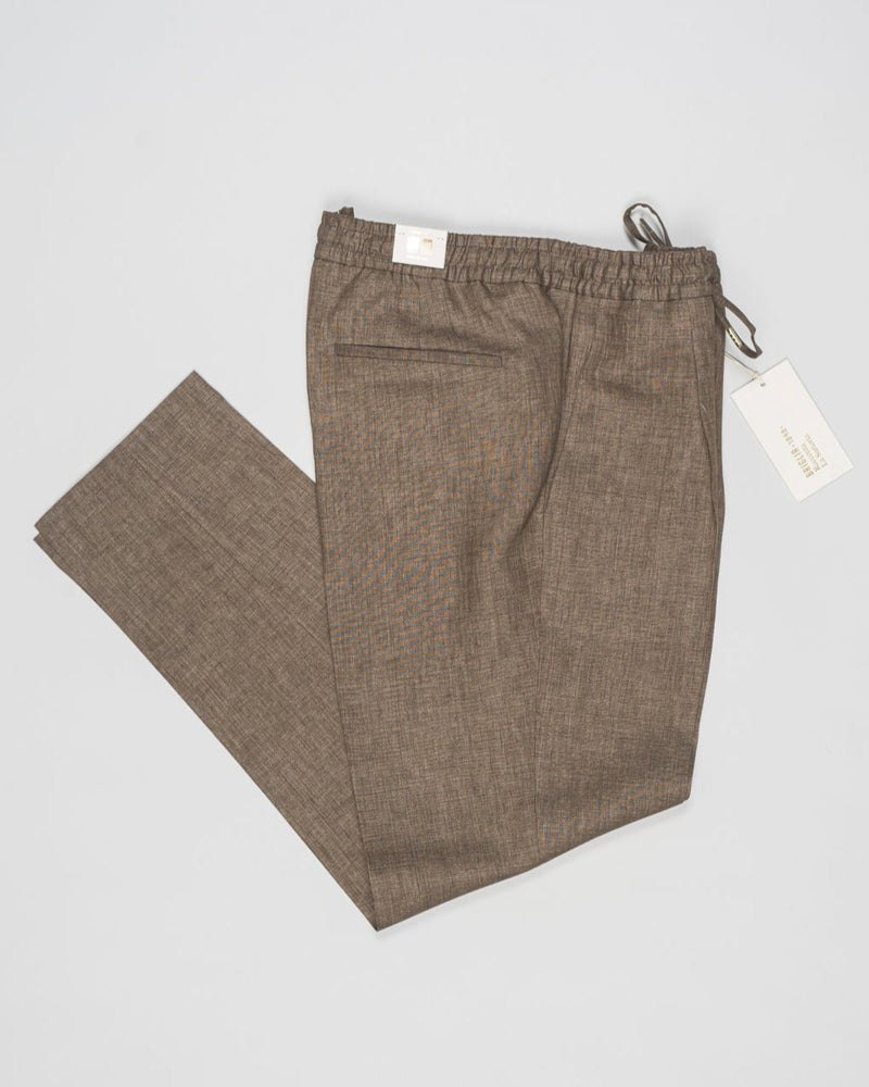Article: 325118
Color: Brown / 00046
Composition: 100% Linen
Single pleat
Slanted side pockets
Drawstring
Made in Naples, Italy