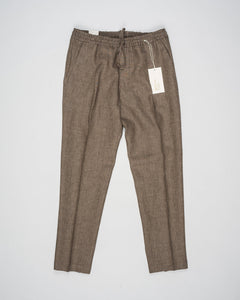 Article: 325118
Color: Brown / 00046
Composition: 100% Linen
Single pleat
Slanted side pockets
Drawstring
Made in Naples, Italy