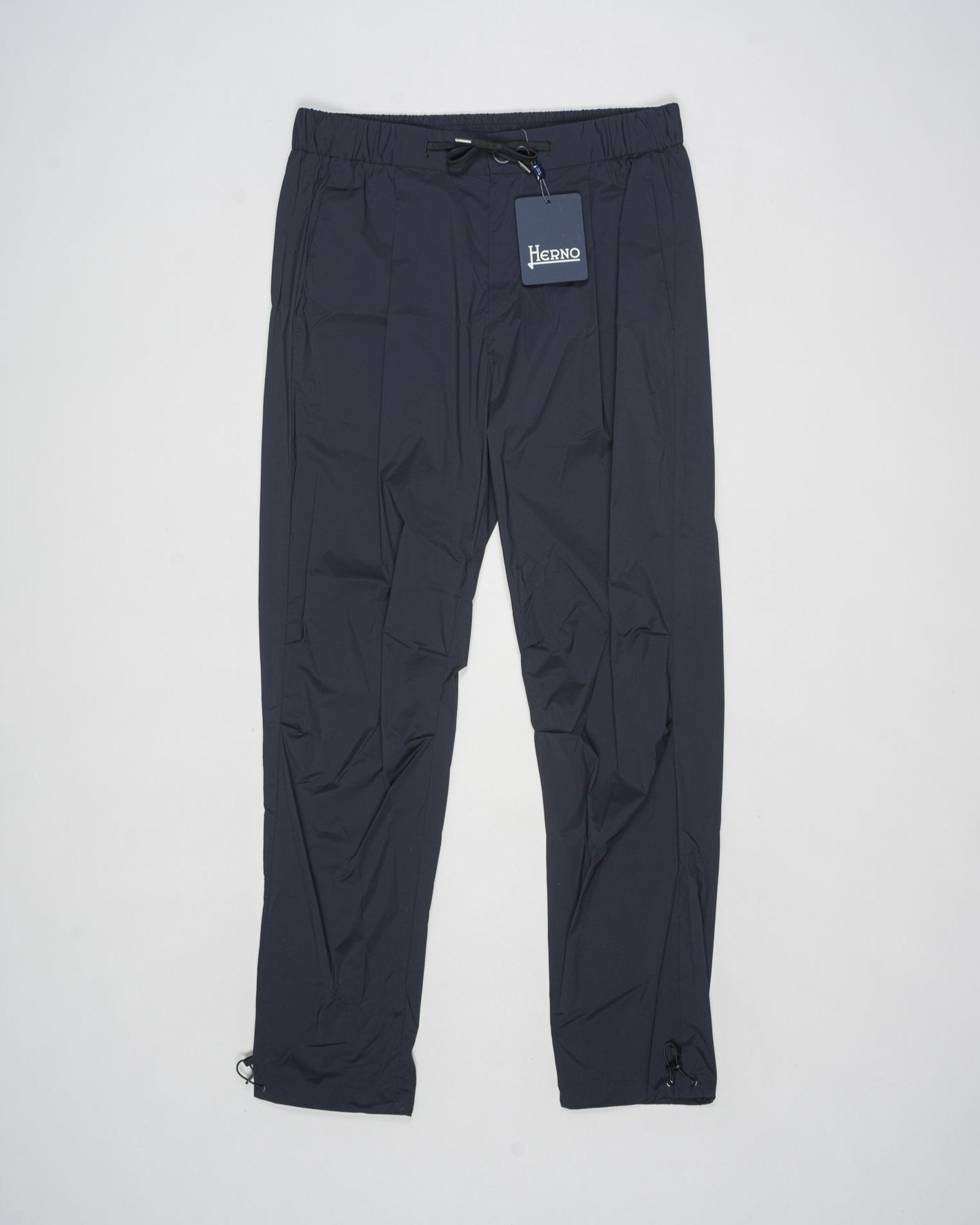 Trousers made of 20 denier stretch nylon whose weft and warp create a lightweight, matt and stretch fabric.
Comfortable to wear thanks to the drawstring that can be adapted to the desired fit, the style has a casual yet sophisticated feel that updates your everyday wardrobe.


Regular fit

Elastic with drawstring waist

Pleats at the front

Zip and button fastening

Slanted pockets

Patch pockets on the back

Drawstring at the ankles
Article: PT000041U 12431SZ
Color: Black / 9300