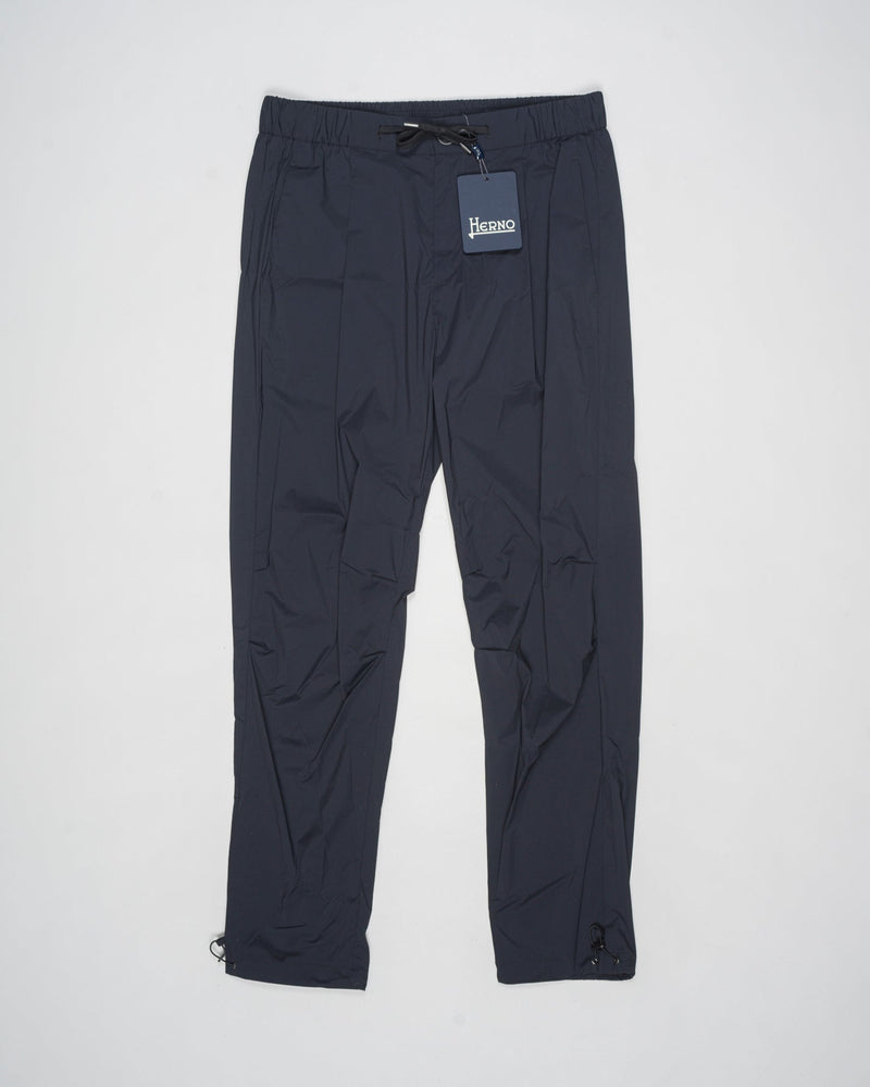 Trousers made of 20 denier stretch nylon whose weft and warp create a lightweight, matt and stretch fabric.
Comfortable to wear thanks to the drawstring that can be adapted to the desired fit, the style has a casual yet sophisticated feel that updates your everyday wardrobe.


Regular fit

Elastic with drawstring waist

Pleats at the front

Zip and button fastening

Slanted pockets

Patch pockets on the back

Drawstring at the ankles
Article: PT000041U 12431SZ
Color: Black / 9300