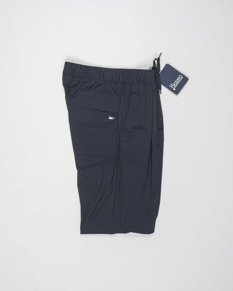 Trousers made of 20 denier stretch nylon whose weft and warp create a lightweight, matt and stretch fabric.
Comfortable to wear thanks to the drawstring that can be adapted to the desired fit, the style has a casual yet sophisticated feel that updates your everyday wardrobe.


Regular fit

Elastic with drawstring waist

Pleats at the front

Zip and button fastening

Slanted pockets

Patch pockets on the back

Drawstring at the ankles
Article: PT000041U 12431SZ
Color: Black / 9300