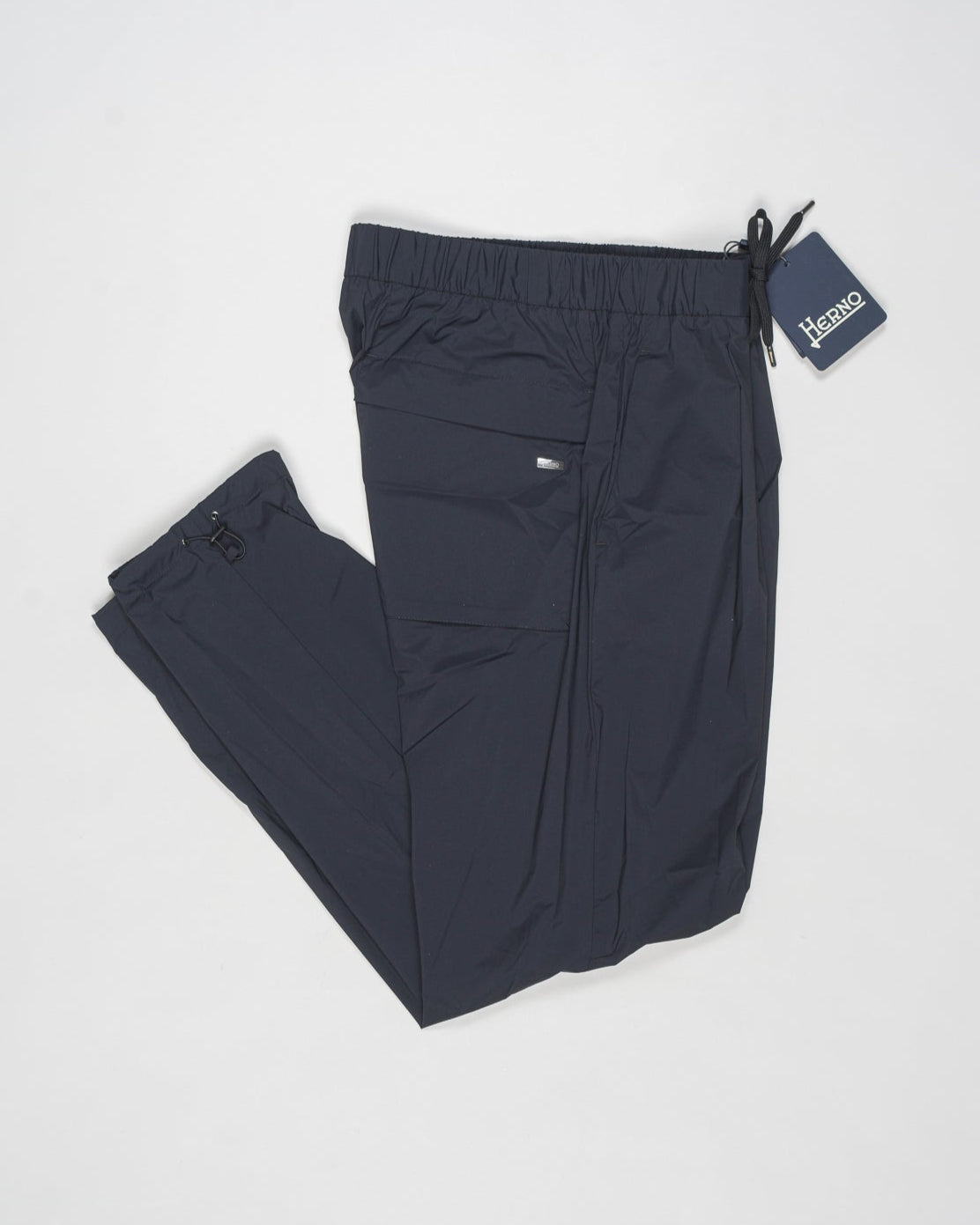 Trousers made of 20 denier stretch nylon whose weft and warp create a lightweight, matt and stretch fabric.
Comfortable to wear thanks to the drawstring that can be adapted to the desired fit, the style has a casual yet sophisticated feel that updates your everyday wardrobe.


Regular fit

Elastic with drawstring waist

Pleats at the front

Zip and button fastening

Slanted pockets

Patch pockets on the back

Drawstring at the ankles
Article: PT000041U 12431SZ
Color: Black / 9300