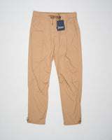 Trousers made of 20 denier stretch nylon whose weft and warp create a lightweight, matt and stretch fabric.
Comfortable to wear thanks to the drawstring that can be adapted to the desired fit, the style has a casual yet sophisticated feel that updates your everyday wardrobe.


Regular fit

Elastic with drawstring waist

Pleats at the front

Zip and button fastening

Slanted pockets

Patch pockets on the back

Drawstring at the ankles
Article: PT000041U 12431SZ
Color: Camel / 2157